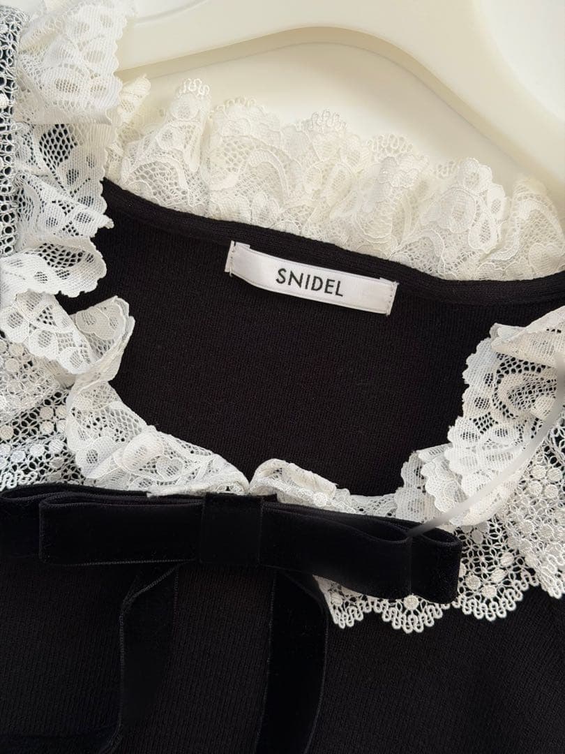 スナイデル 【USAGI ONLINE限定】フリルネックニットワンピース BLK