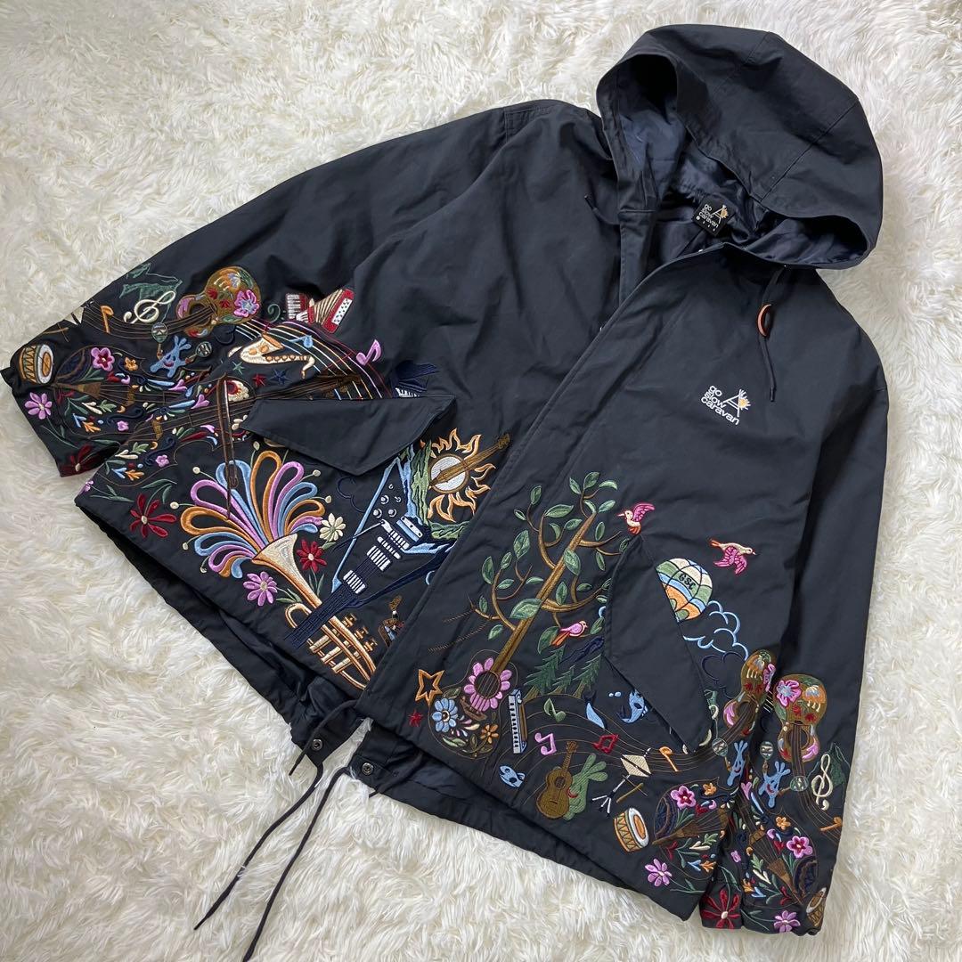 go slow caravan コードクロスパネル 刺繍 モッズコート 黒 音楽 go slow caravan コードクロスパネル刺繍モッズコート【WEB限定