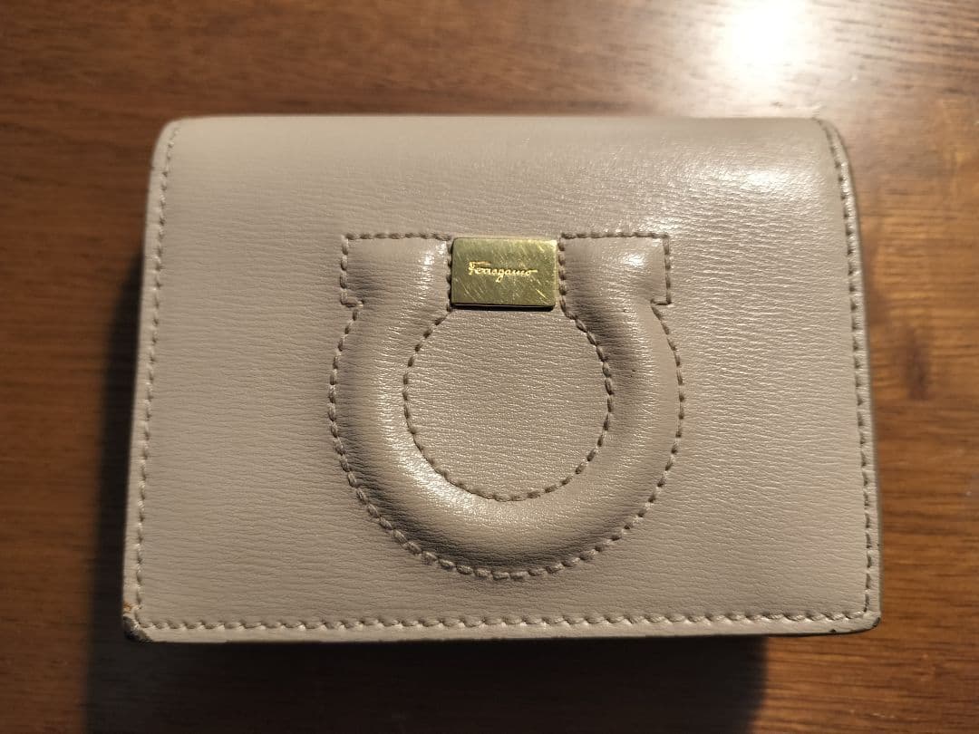 【レオン】フェラガモ レザー 二つ折り財布 FERRAGAMO（フェラガモ） 財布 二つ折り財布 メンズ 小銭入れあり 本革