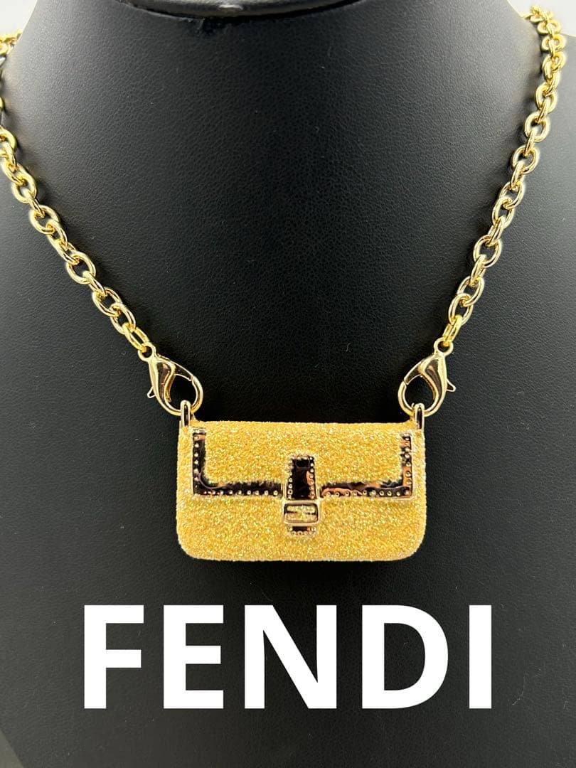 FENDI フェンディ　バッグモチーフ　ストラップ　チャーム　ペンダントトップ フェンディ、どんぐり、カプチーノ、パスタなど遊び心溢れる新作