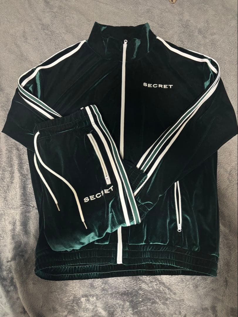《新品》 SECRET ベロアセットアップ　グリーン