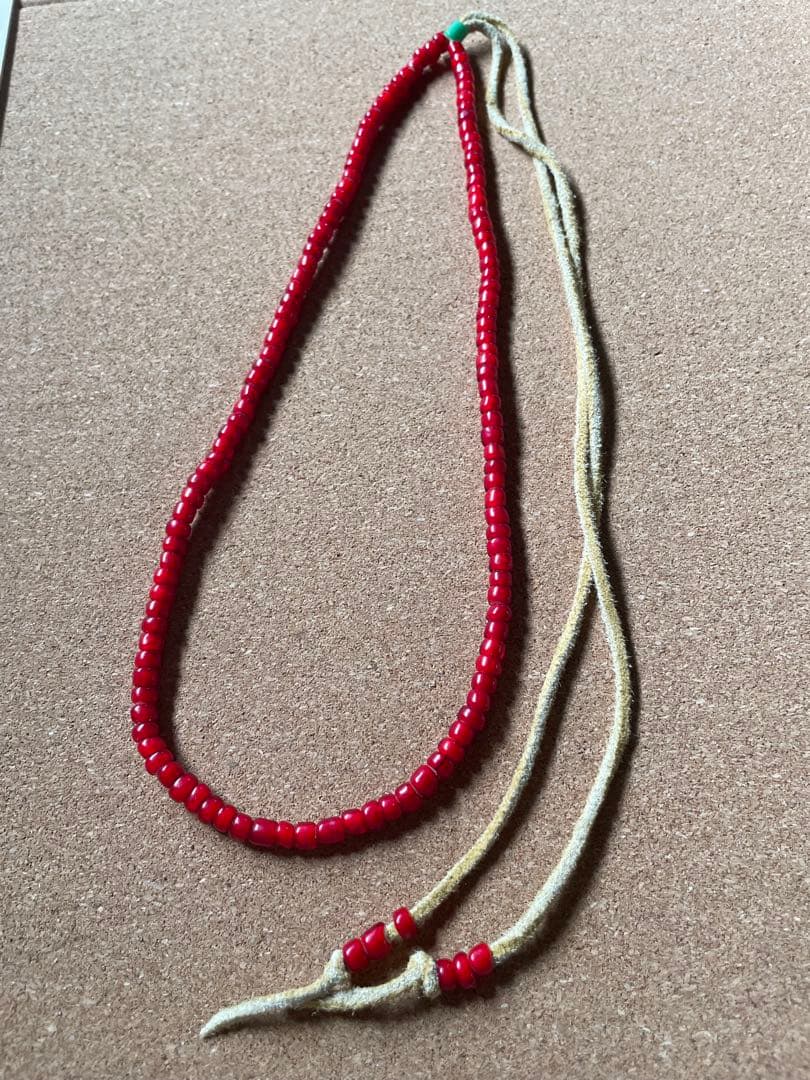 短期タイムセール！濃い赤！筒形、粒揃い　アンティーク　ホワイトハーツ 2602】ANTIQUEホワイトハーツやや濃淡のある濃赤筒型大粒ビーズ一連A1