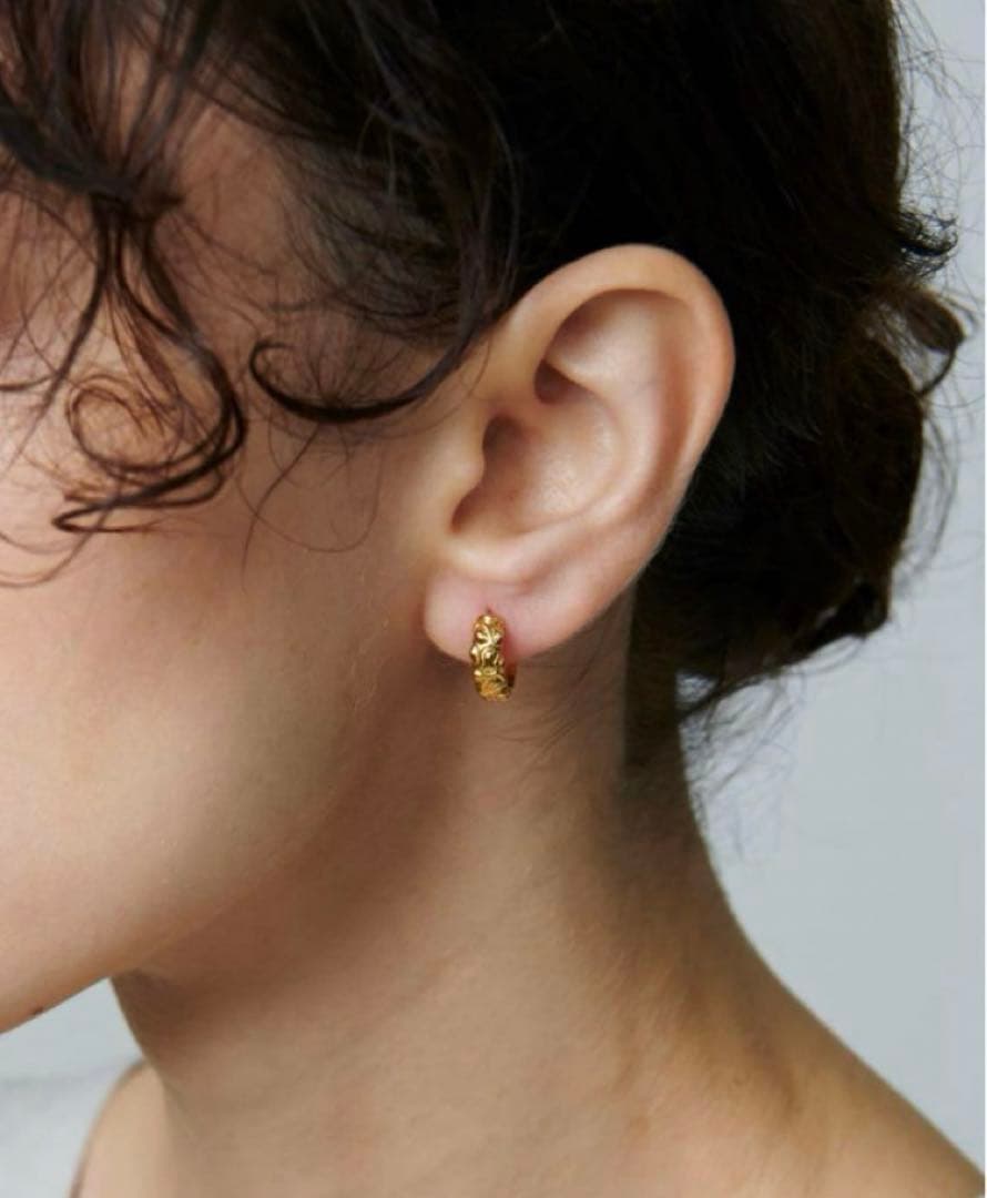 箱無しSale‼️マリアブラックHot Lips Huggie片耳用【1点のみ】 - メルカリ