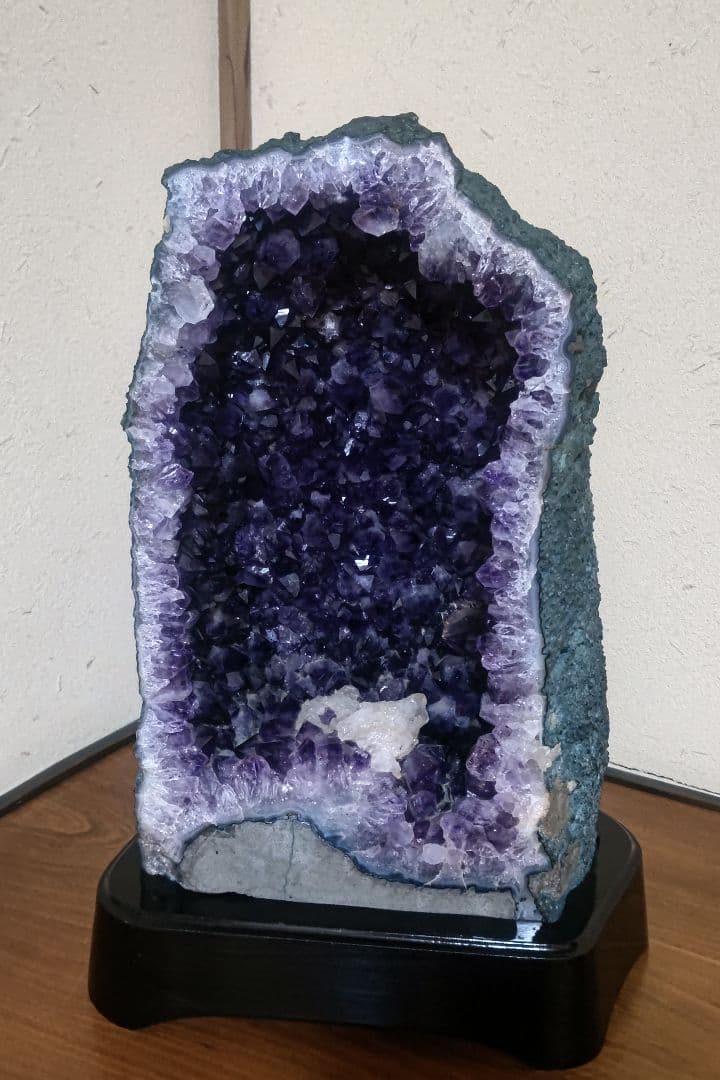 時を宿す紫ー静かに場を整えるアメジスト原石ー 時を宿す紫ー静かに場を整えるアメジスト原石ー