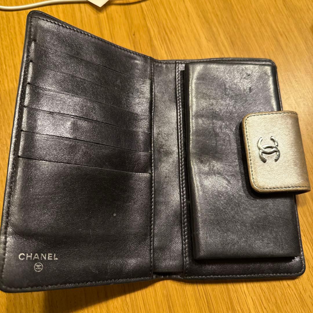 CHANEL シルバー エンボス加工長財布 - メルカリ