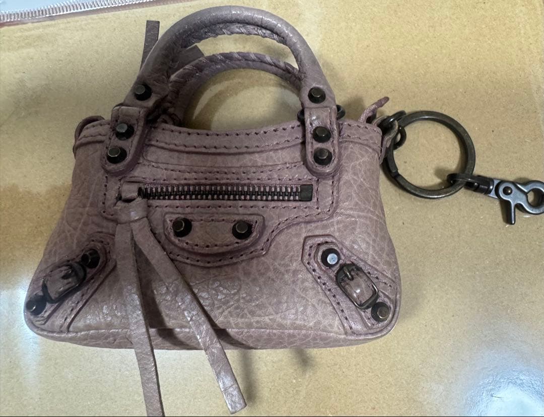 【人気】BALENCIAGA ミニバッグ　バックチャーム　ミニチュア Balenciaga Le City Mini Bag with Charms | Saks Fifth Avenue