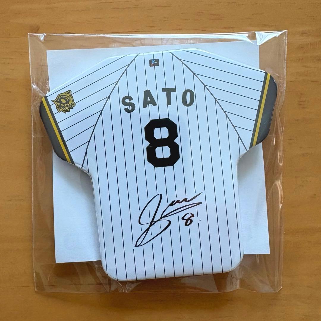 佐藤輝明】阪神タイガース ユニフォーム型缶バッチ サインイラスト入り