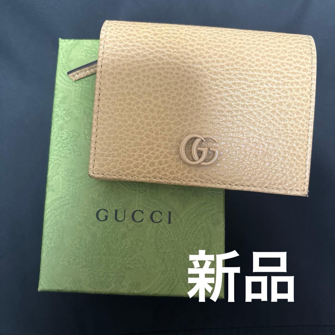 GUCCI ベージュ 二つ折り財布 - メルカリ