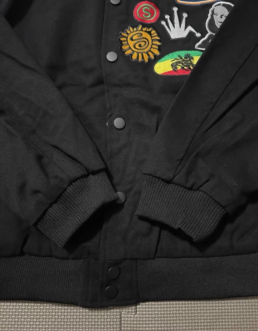 Stussy パッチ付き黒スタジャン