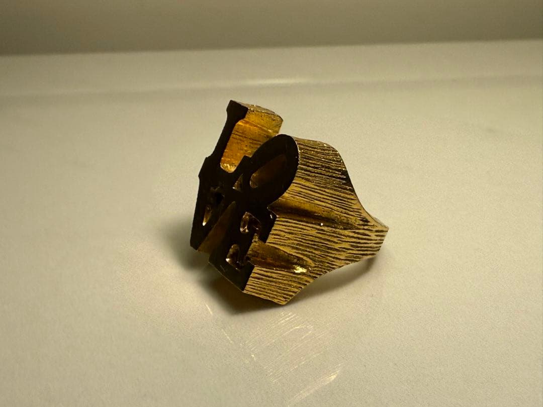 ロバート・インディアナ《LOVE》モチーフ ゴールドカラー リング