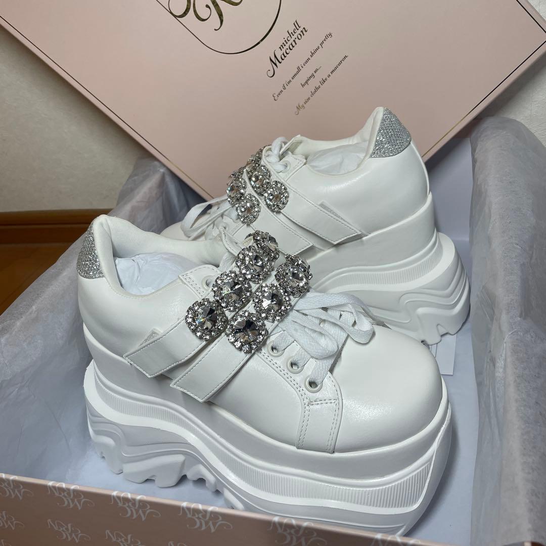 ミシェルマカロン ボリュームソールビジューベルトスニーカー 白④