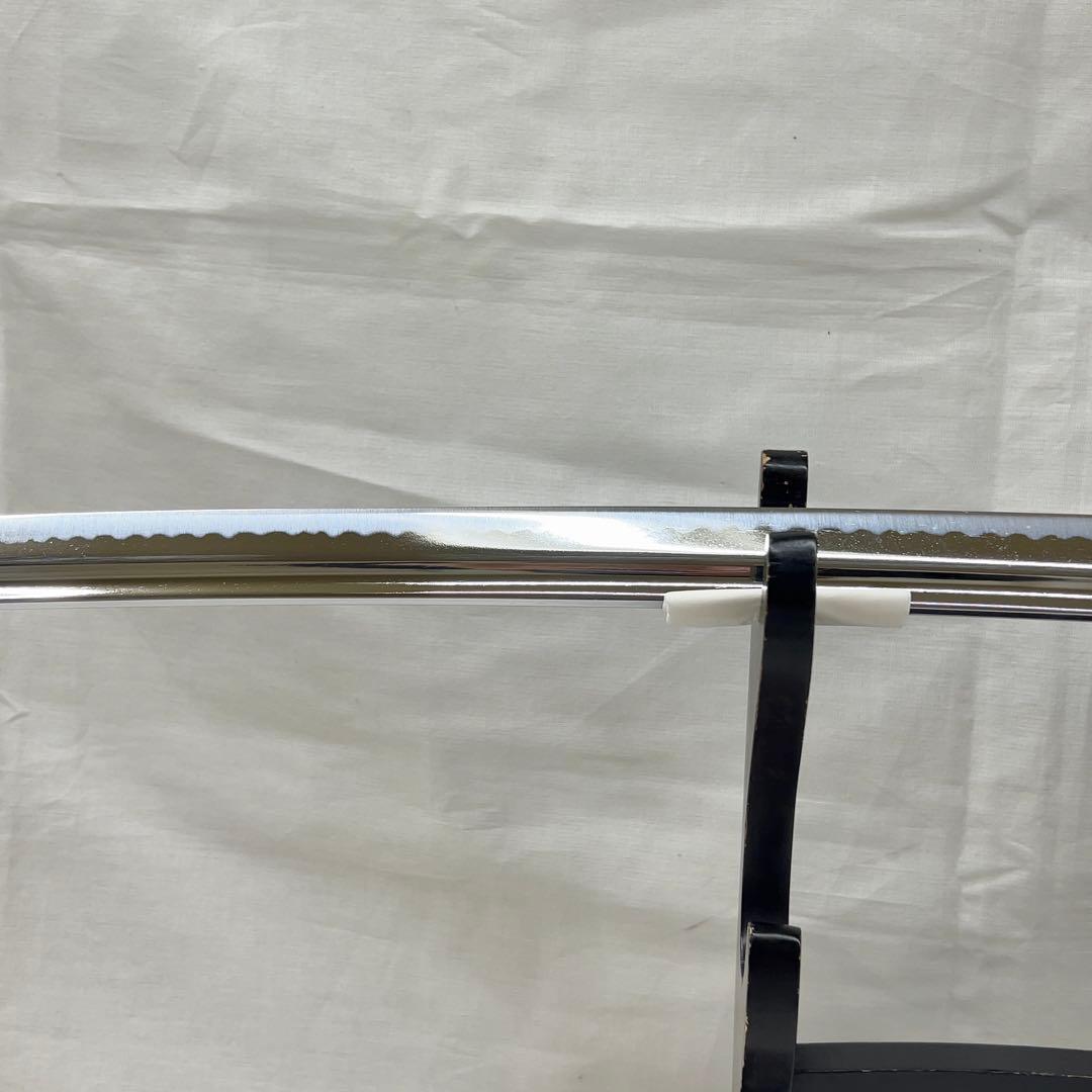 模造刀】太刀 樋入り 鶴鍔 透かし 全長97.0センチ 黒鞘 互の目