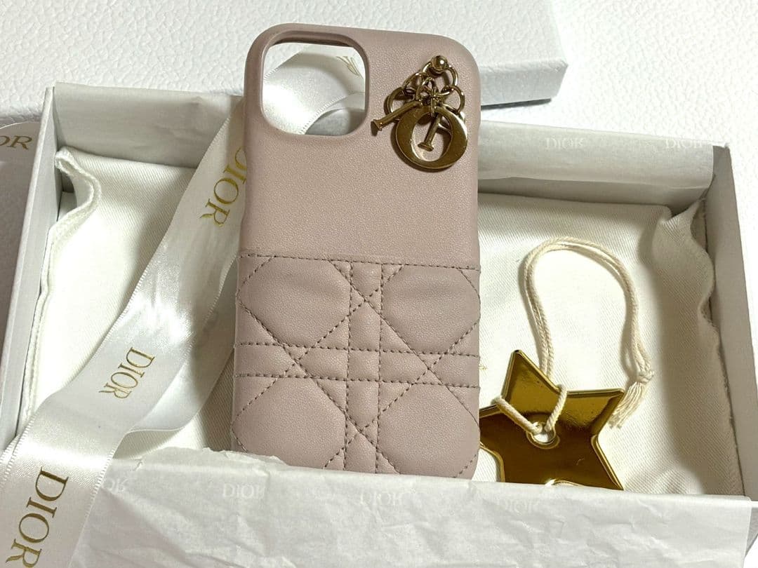 【日本限定】 Lady Dior iPhone 15ケース 国内発送】 DIOR《Lady Dior》iPhone 15 / 15 Pro ケース (Dior
