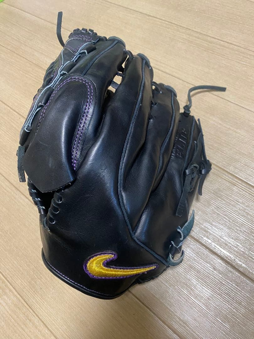 美品Nike 硬式グローブ　ブラック／パープル　 投手　左用　松坂　ケース付き 美品Nike 硬式グローブ ブラック／パープル 投手 左用 松坂 ケース付き