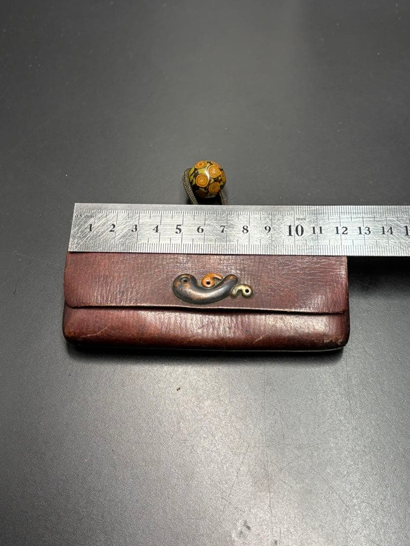 骨董品 煙草入れ 提げ物 勾玉 木製磨出 時代物 アンティーク 革製 英勲