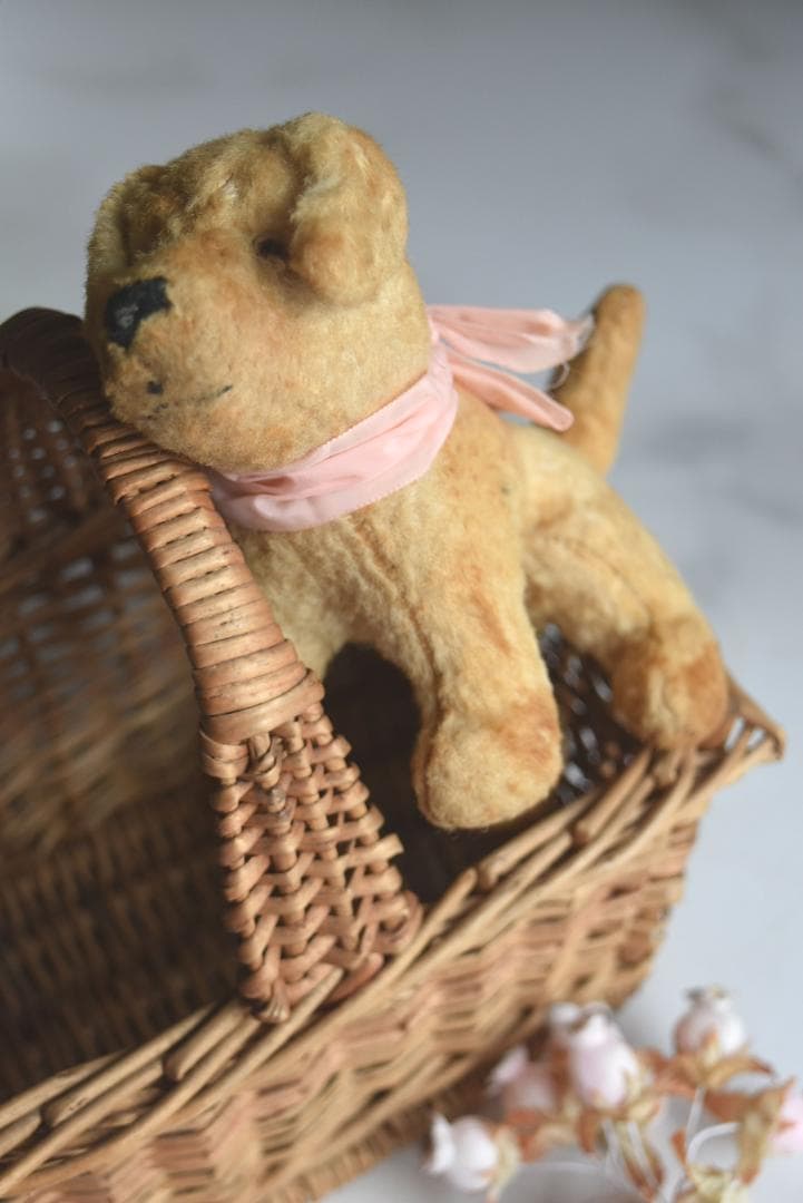 ピンクのリボン 1930年 可愛い小さな犬のぬいぐるみ 藁 フランス