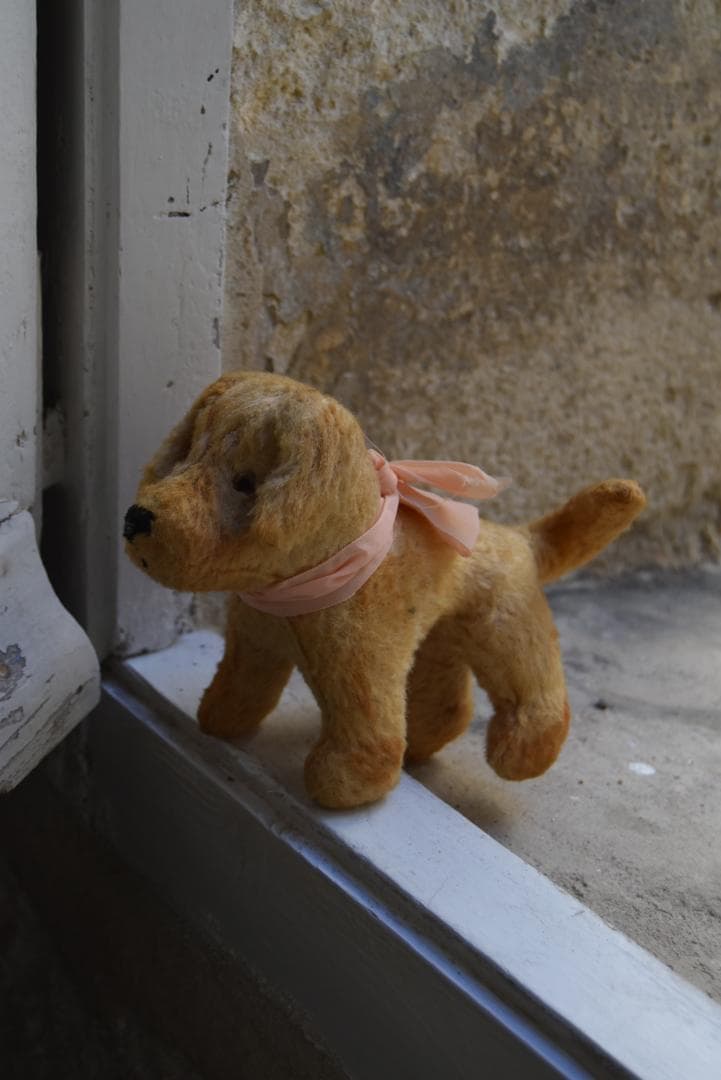 ピンクのリボン 1930年 可愛い小さな犬のぬいぐるみ 藁 フランス