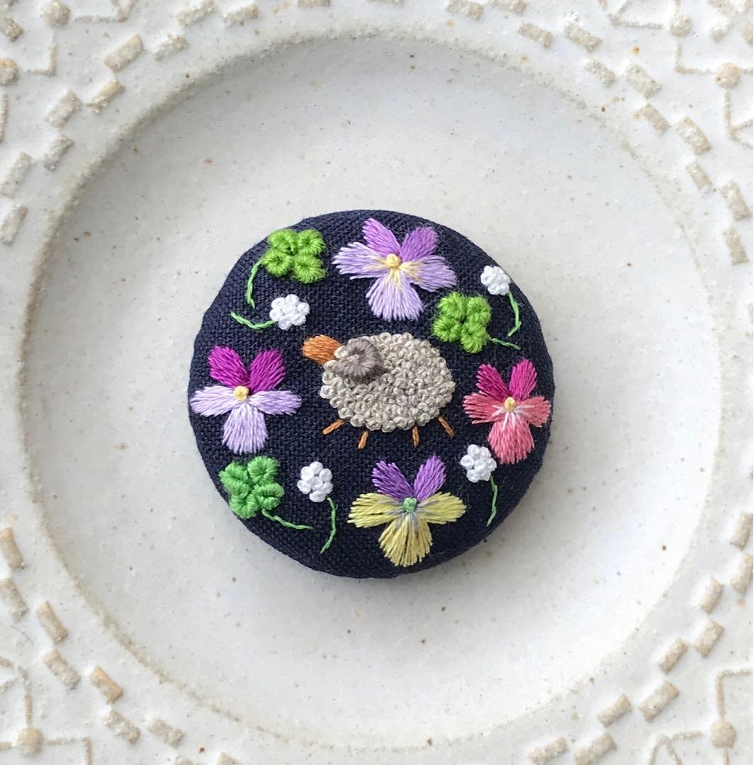 刺繍ブローチ くるみボタン ハンドメイド 羊さんシリーズ - メルカリ