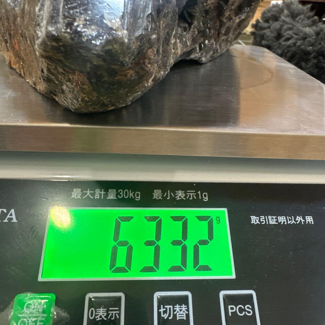 【展示品】山東省五蓮県産 6.3kg モリオン原石 台座付　黒水晶