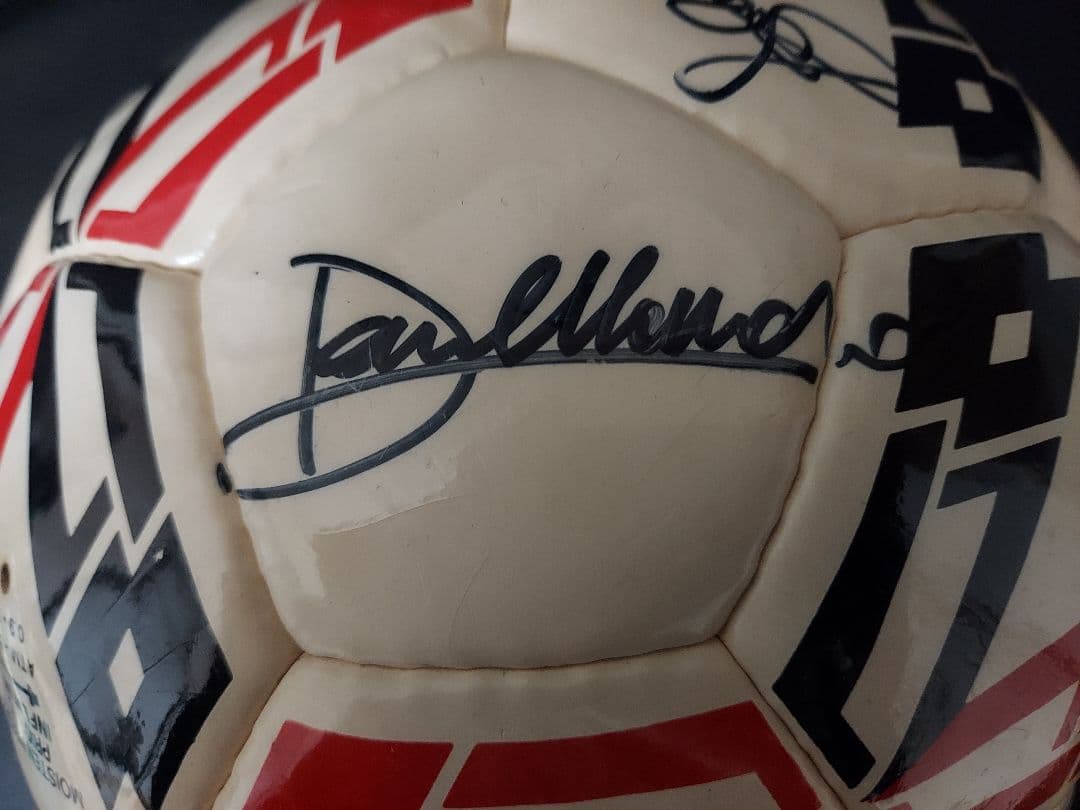 ☆プレミアムボール『ACミラン/直筆寄書サインボール/約18人