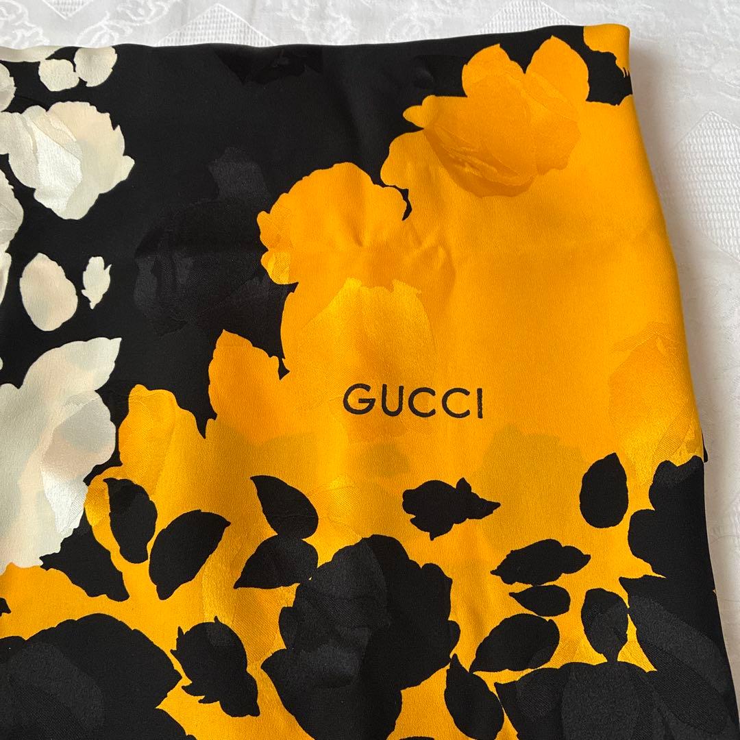 GUCCI 花柄ストール 黒・オレンジ・白 125×125