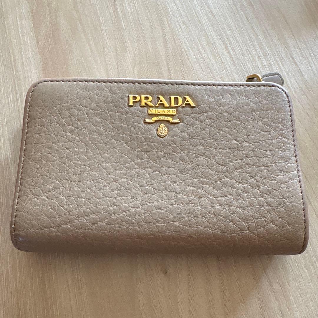PRADA 二つ折り財布 ベージュ - メルカリ