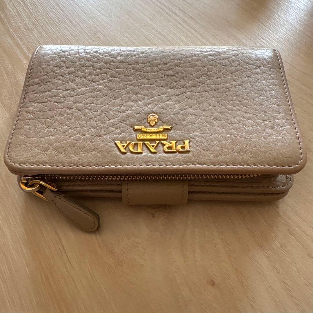 PRADA 二つ折り財布 ベージュ - メルカリ