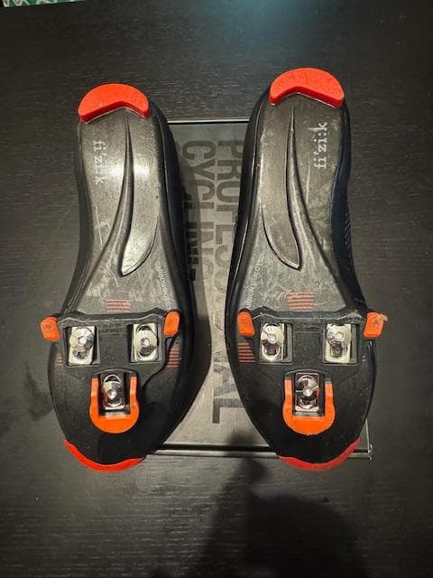 フィジーク fi'zi:kR4CARB.BOA.M 黒赤27.0～27.5cm