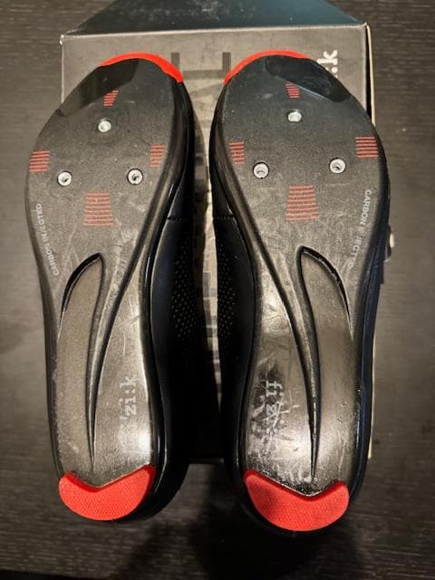 フィジーク fi'zi:kR4CARB.BOA.M 黒赤27.0～27.5cm