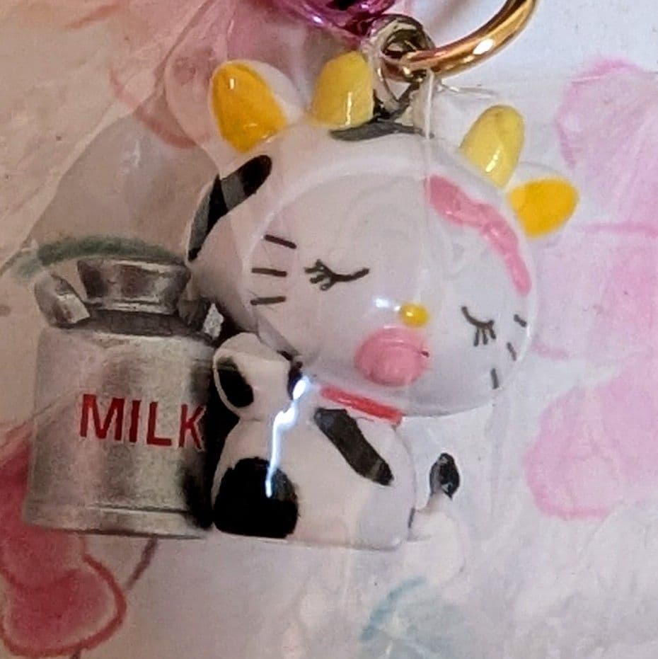 ハローキティ ご当地キティ 根付け 牧場限定 牛 - メルカリ