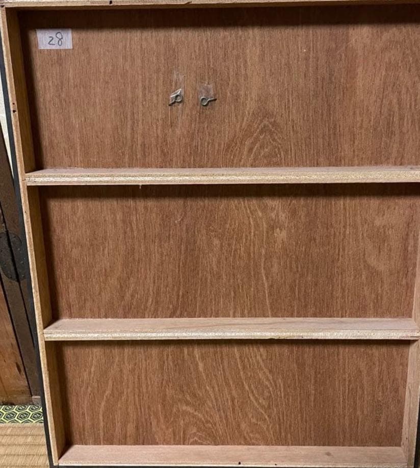 海辺で微笑む女性の写真