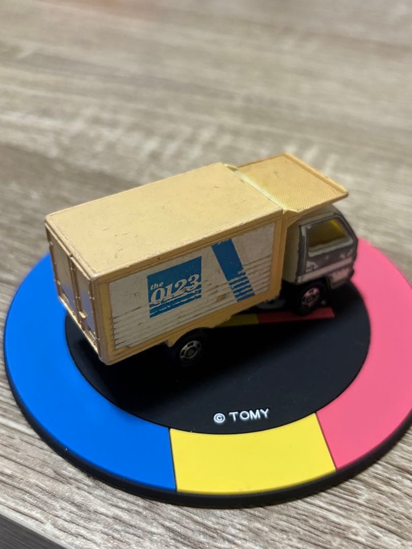 トミカ 32 いすゞ エルフ 引越しトラック 日本製 赤箱 - メルカリ