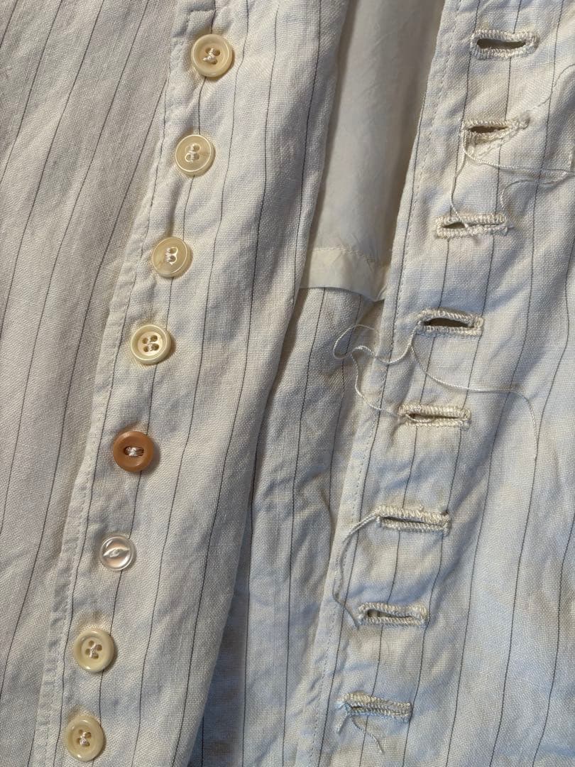 “Caretaker” リネン・ストライプ・ノーカラージャケット 刺繍