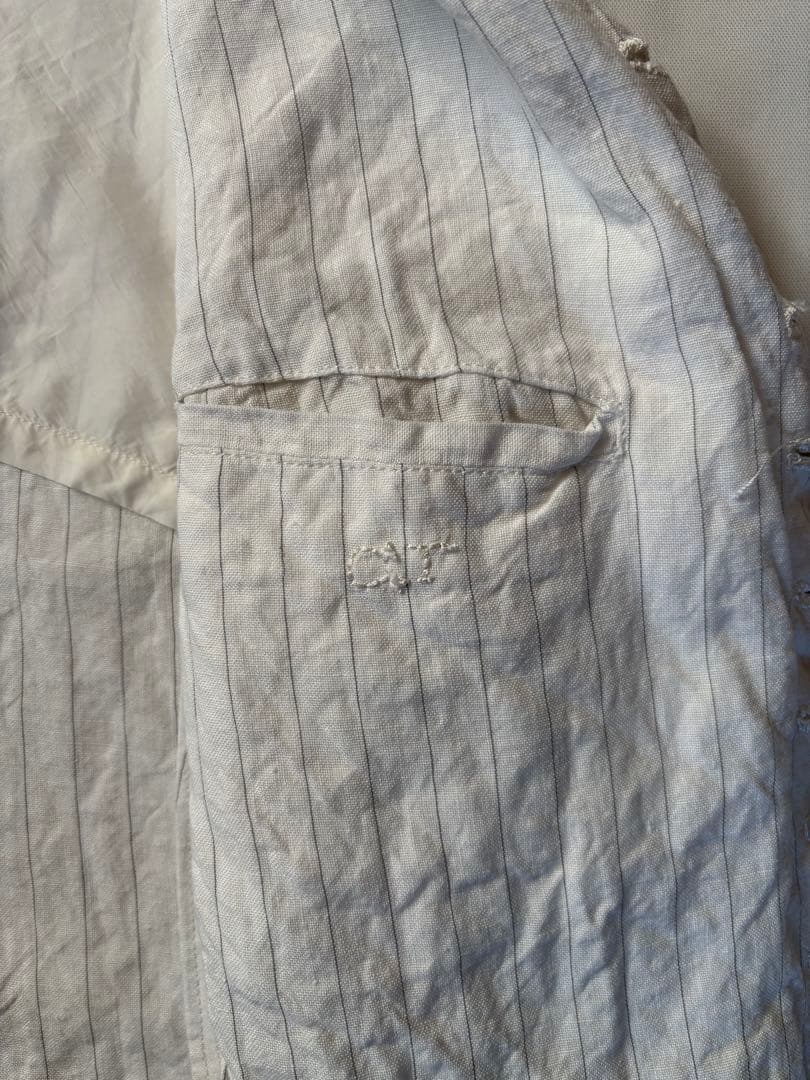 “Caretaker” リネン・ストライプ・ノーカラージャケット 刺繍