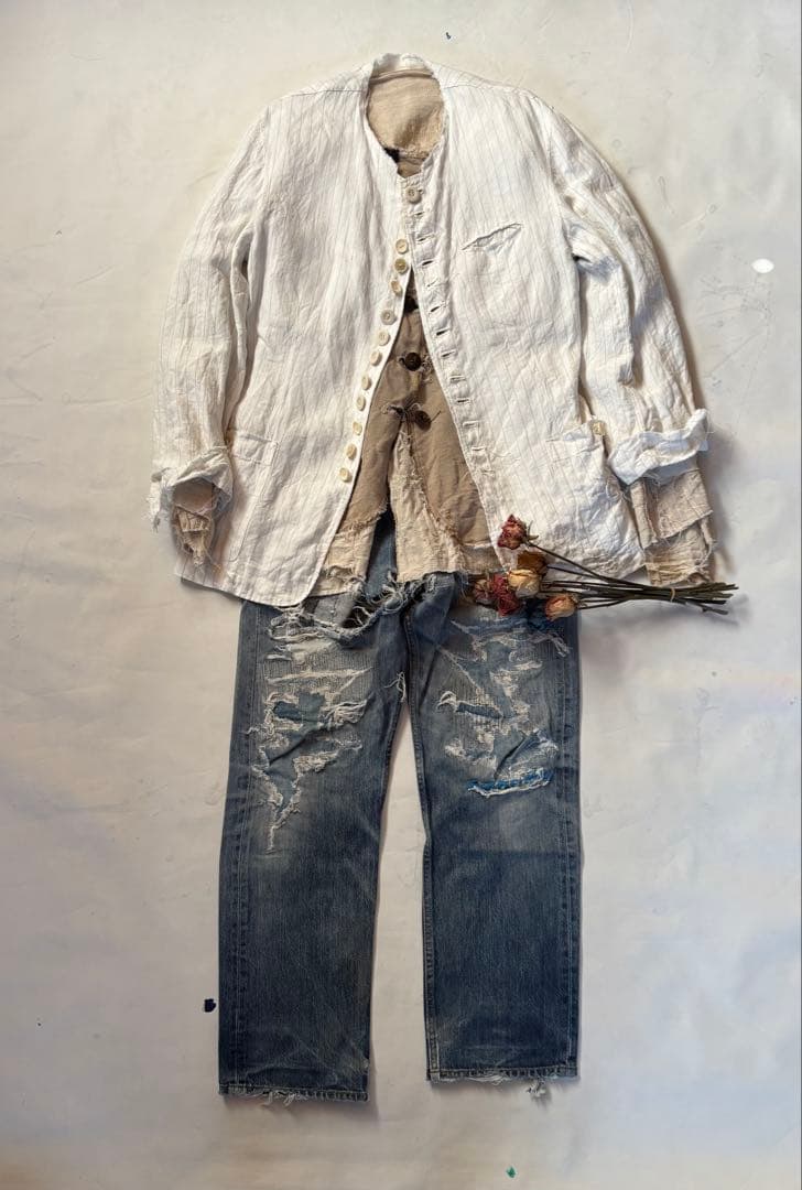 “Caretaker” リネン・ストライプ・ノーカラージャケット 刺繍