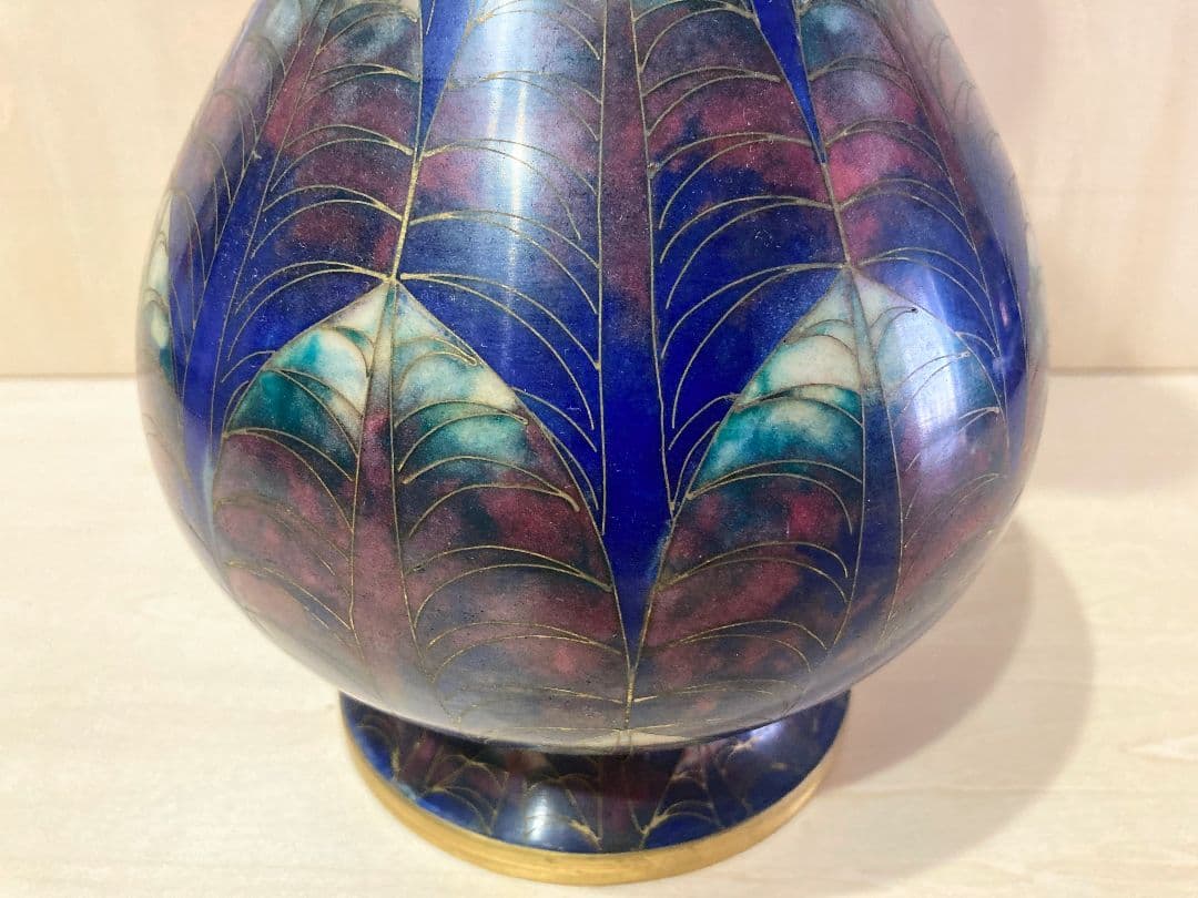 七宝の壺花瓶 ○品のある落ち着いた色彩の絵付け 高さ