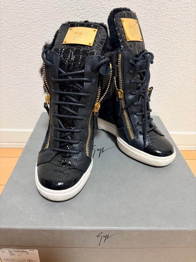 Giuseppe Zanotti ブラック　エナメル　ファー　スニーカー KRISS: Mid top sneakers Black | Giuseppe Zanotti
