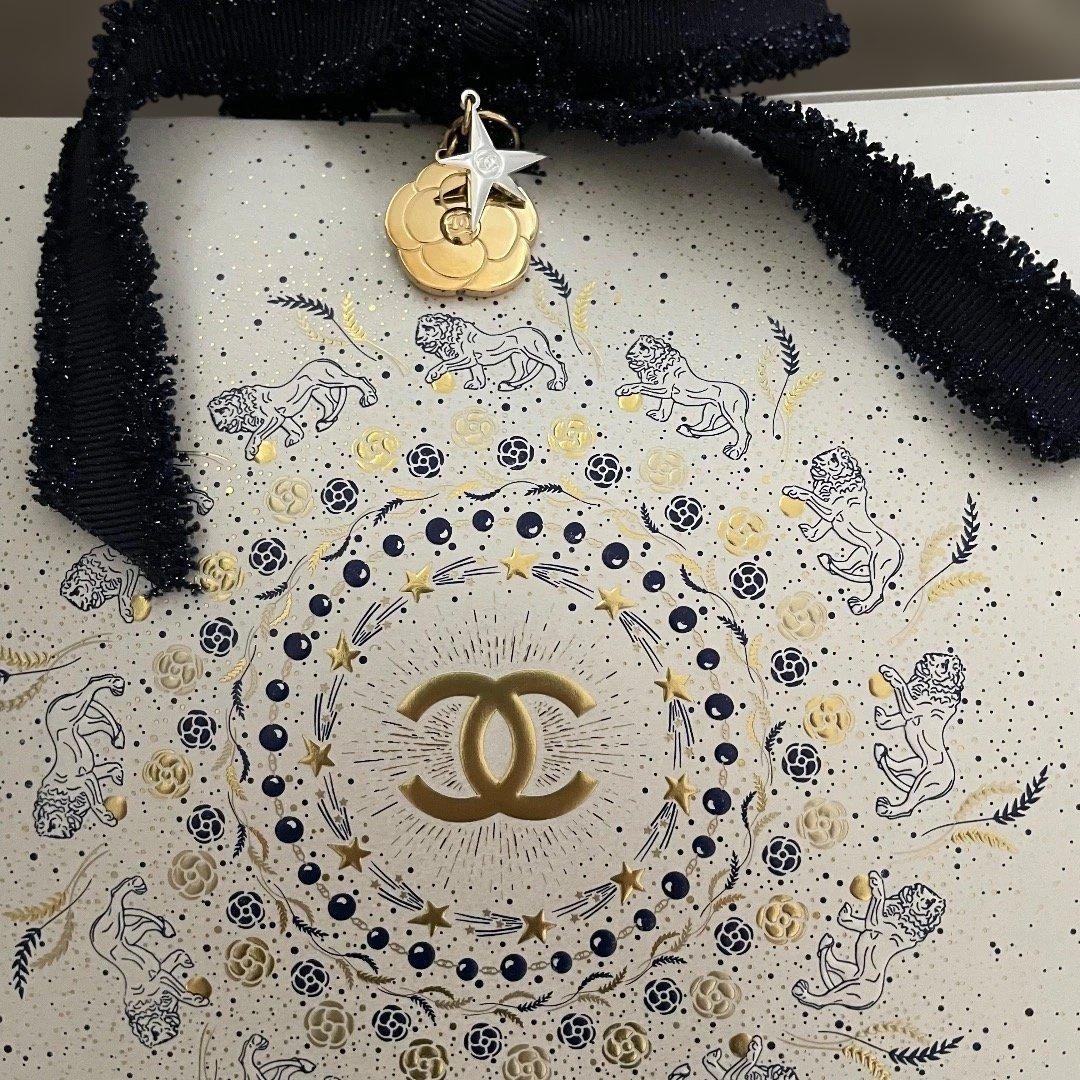 シャネル　クリスマスコフレ シャネル×クリスマスコフレ2024】ポーチ付きのメイクセットや