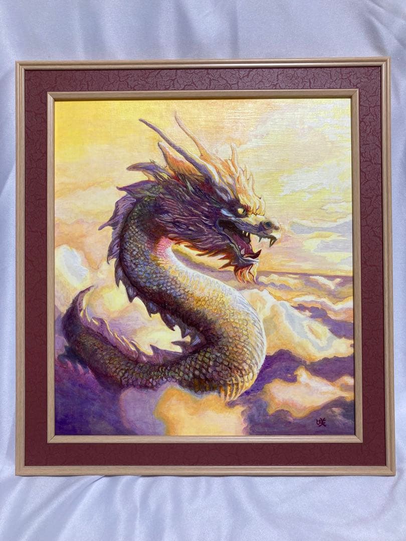 金雲から明るい光へ昇る龍