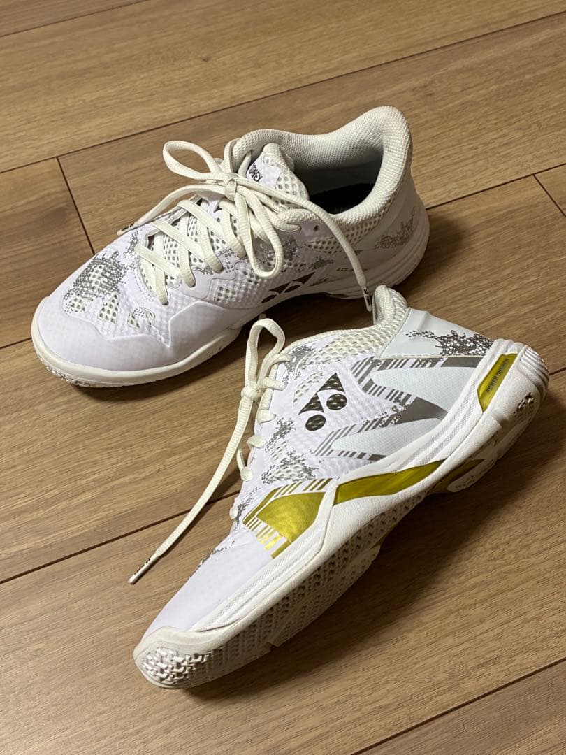 YONEX バドミントンシューズ ホワイト/ゴールド 23cm - メルカリ