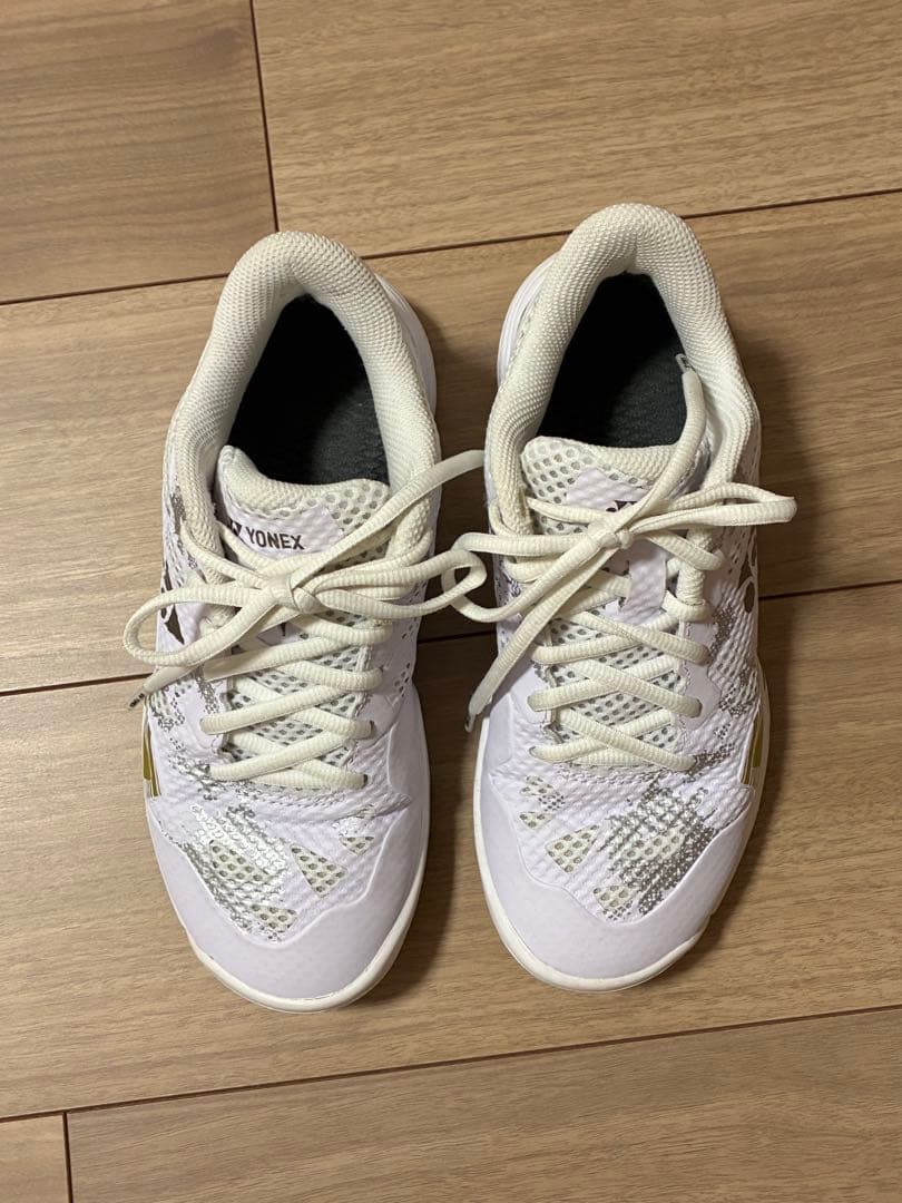 YONEX バドミントンシューズ ホワイト/ゴールド 23cm - メルカリ