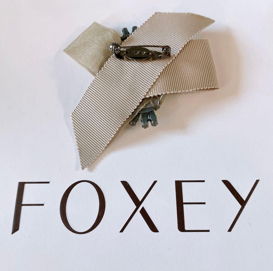 FOXEY リボン付きクリスタルブローチ - メルカリ