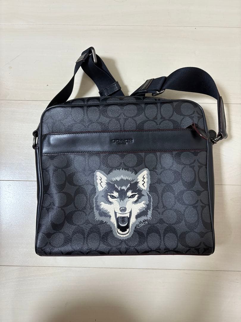 破格★超美品★日本未発売★Coach ブラック ショルダーバッグ 狼プリント COACH（コーチ） バッグ レディース ショルダーバッグ 新作 CE725
