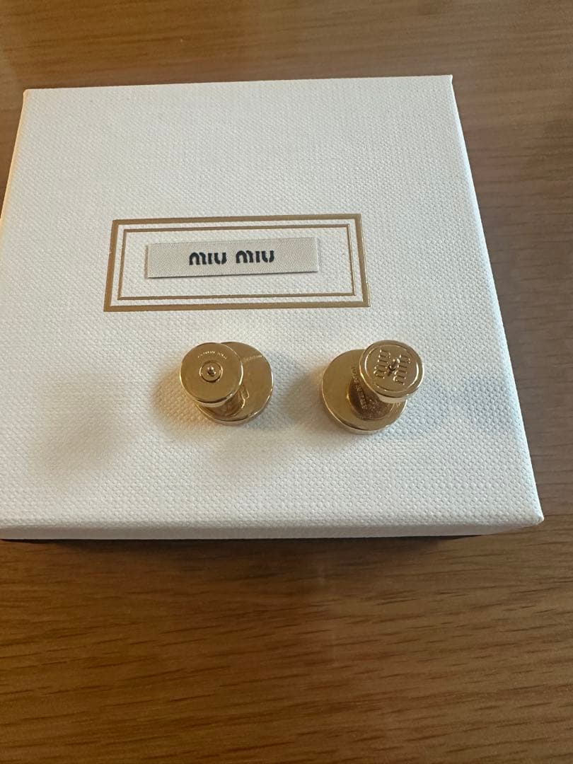 miu miu ゴールド ロゴ スタッドピアス - メルカリ