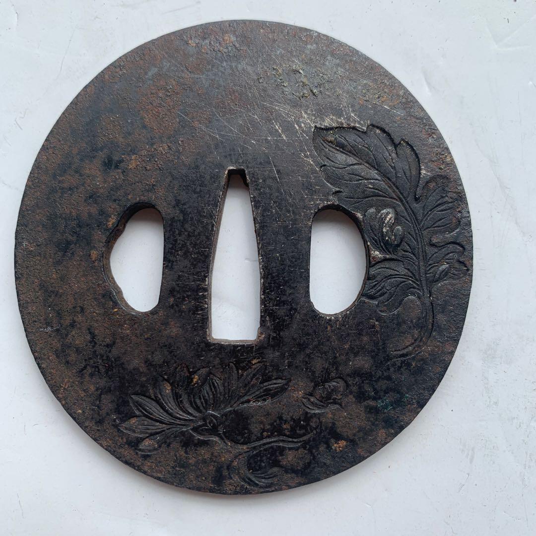鍔 鉄製 在銘 日本刀 葉と花の彫刻 鉄製 鍔(つば) 時代物 本