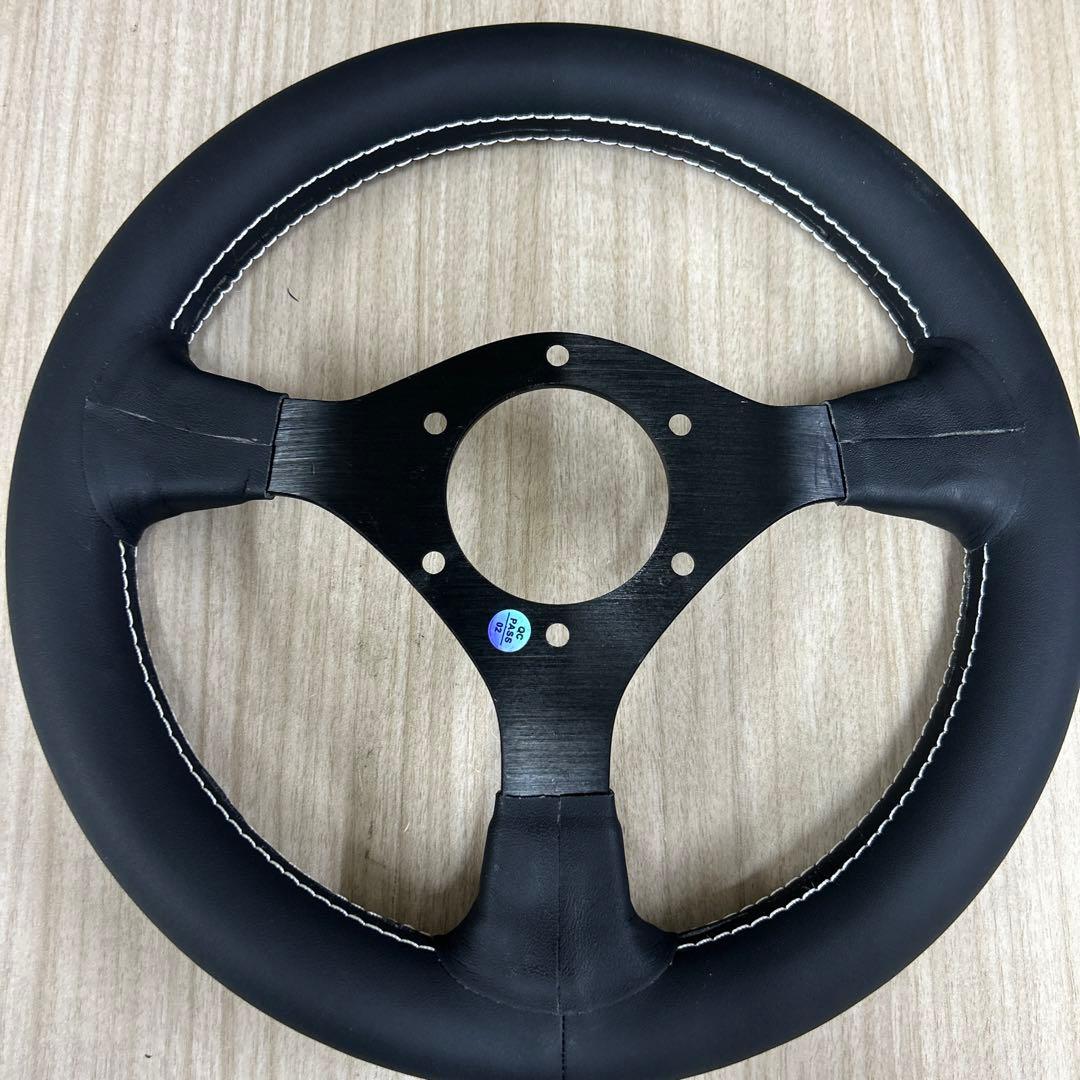28パイ黒いレザー製3スポークステアリングホイール