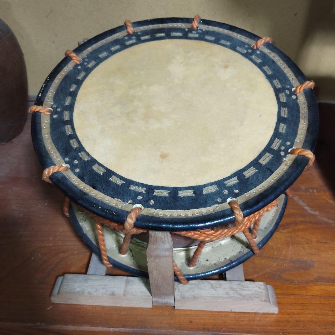 中型 和太鼓 黒と赤 スタンド付き 座敷用締め太鼓 水牛皮 直径35cm×高さ15cm バチ2本付き 送料無料 太鼓