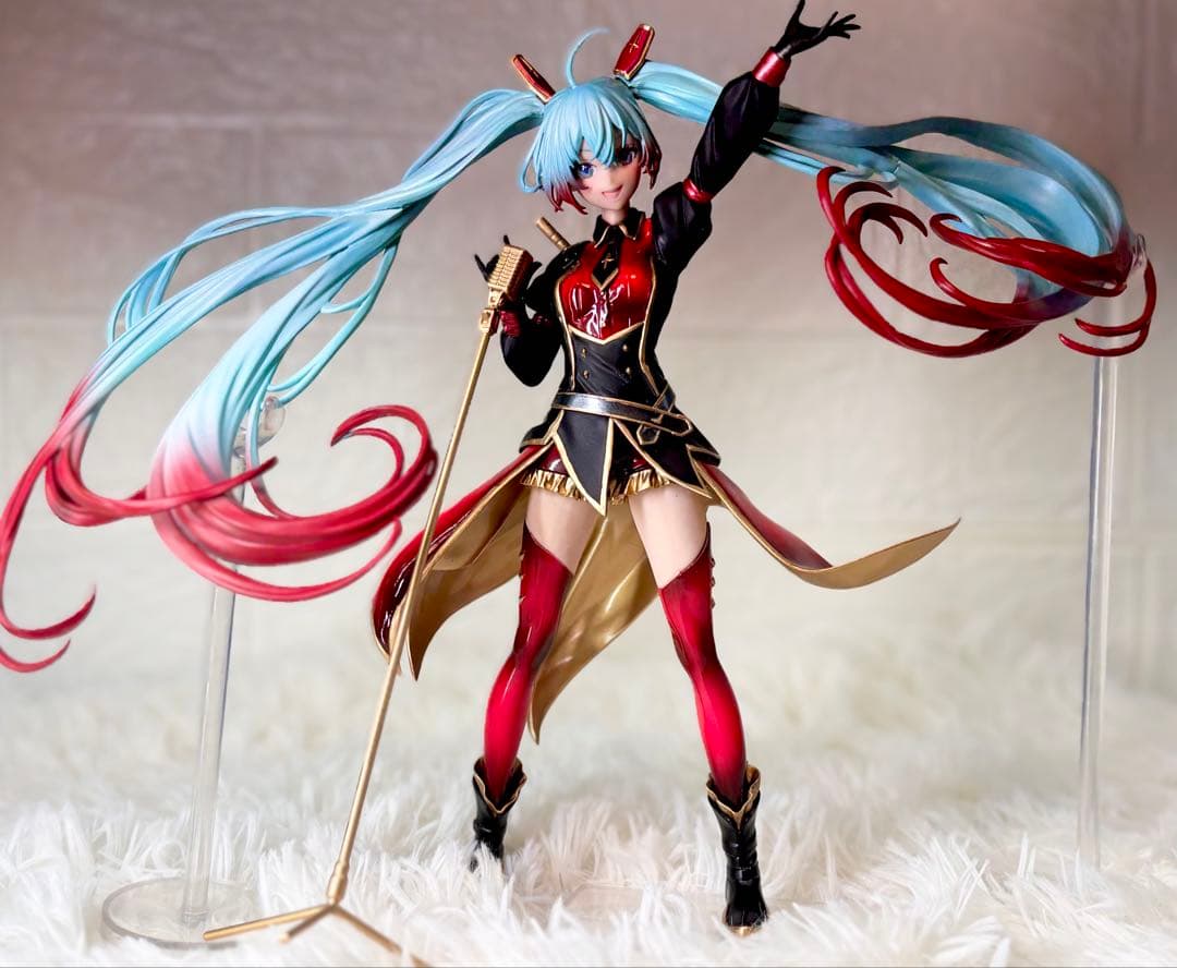 n*m様 初音ミク フィギュア リペイント ガンダムコラボ シャアカラー