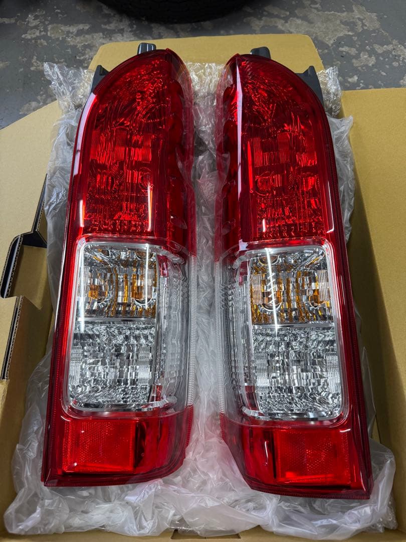 ハイエース ダークプライ厶 純正テールランプ 新車外し ハイエース テールランプ テールライト 純正 タイプ 左右セット テール