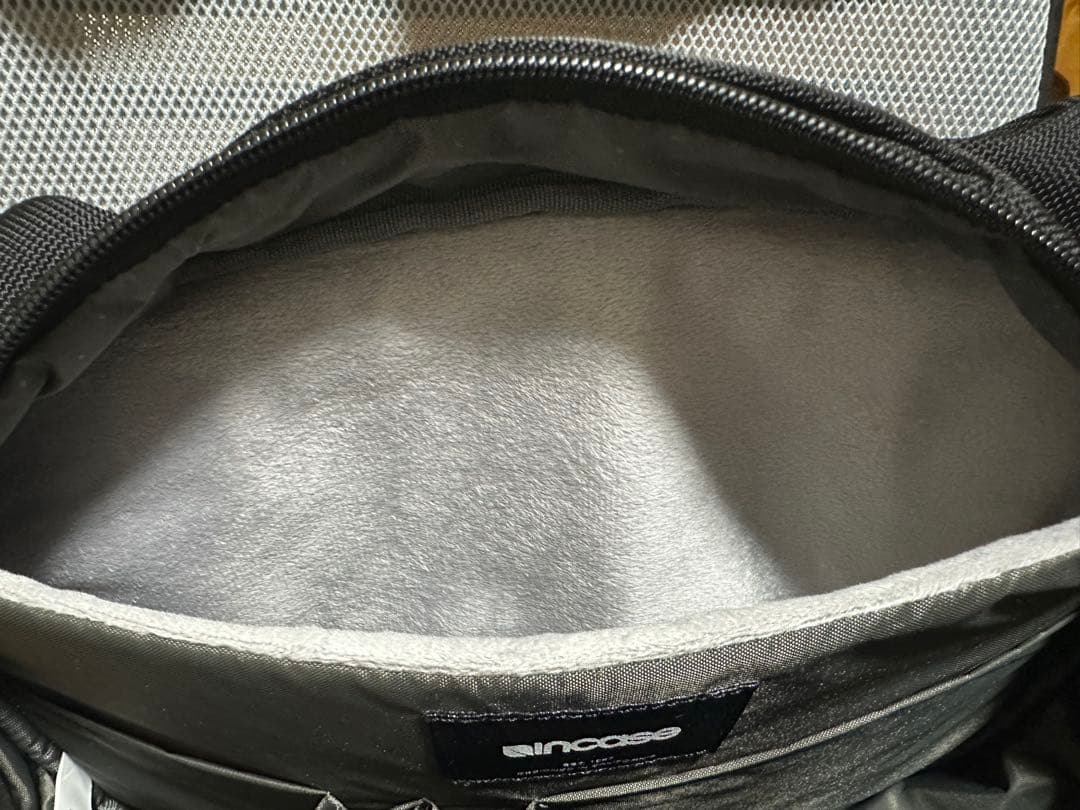 バッグ incase Tracks Sling / 7L -Black-